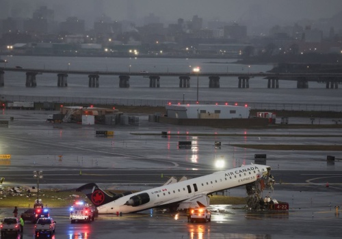 Siedziała tuż za pilotami Air Canada. Cudem przeżyła. Znaleźli ją poza samolotem
