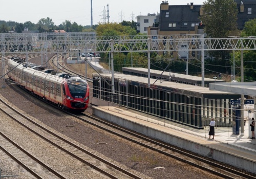 Szybsze pociągi kosztem 20 tys. drzew i zabytków. Dramatyczny list mieszkańców ws. modernizacji linii otwockiej