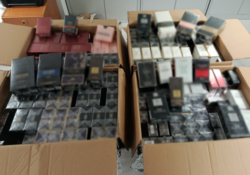 Podrobione perfumy w przesyłkach kurierskich. Zabezpieczono ponad 1300 sztuk