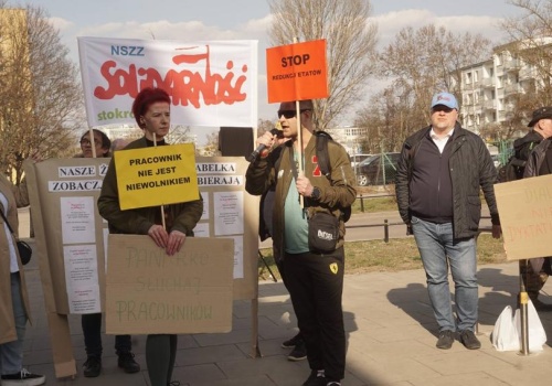 Afera w Stokrotce. Urlopy przyznawane bez wiedzy pracowników, zabierane premie