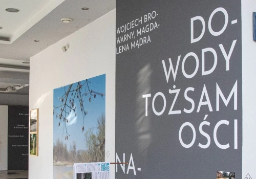 Oprowadzanie po wystawie „Do-wody tożsamości. Nawigacje” w Galerii Ring w Legnicy