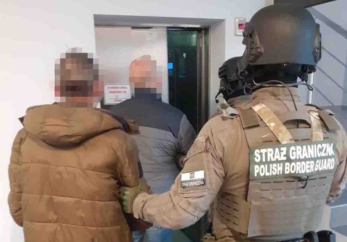 Wieźli Skodą 160 tys. sztuk papierosów