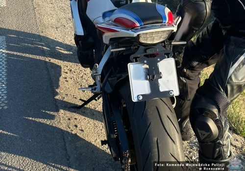 Motocyklista zamontował obrotową tablicę i… zapomniał jej odwrócić. Wpadł na policyjnej kontroli
