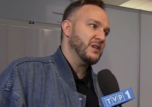 Mes pokazał stylówkę w mokasynach. Klasa czy obciach?