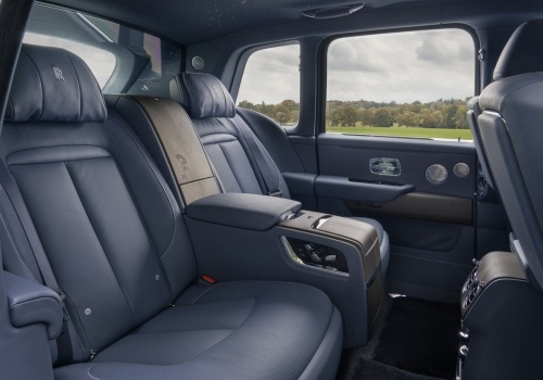 Rolls-Royce apeluje do klientów, by zamiast z tyłu siadali za kierownicą