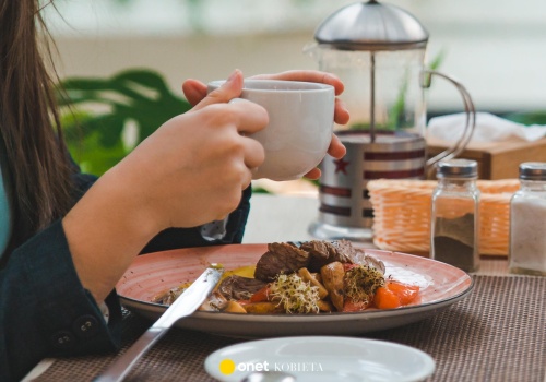 Endokrynolog radzi pić to podczas posiłku. Nie dopadnie cię senność