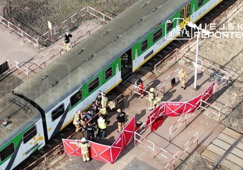 Mając słuchawki na uszach wszedł na przejście. Został potrącony przez pociąg i znalazł się pod składem