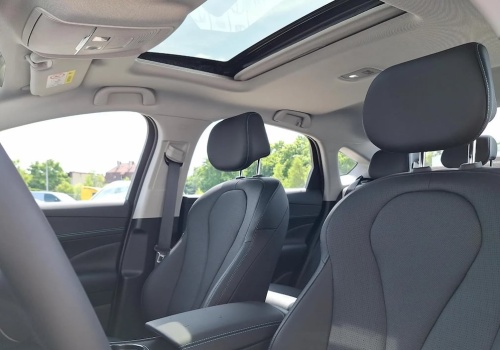 Dealer BYD został z 212-konną hybrydą z 2025 roku, więc teraz odda ją za 103 890 zł