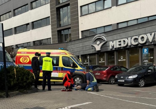 Potrącenie 80-latki na parkingu przy ul. Karpackiej. Sprawca nieprawidłowo cofał