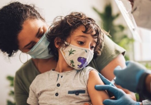 Rząd Wielkiej Brytanii przyznaje, że 98% zaszczepionych dzieci cierpi obecnie na zapalenie mięśnia sercowego