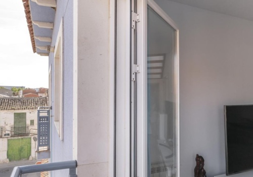 Bez klimatyzacji też się da skutecznie obniżyć temperaturę w mieszkaniu. Oto domowe sposoby