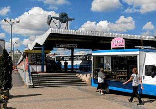 Autokarem w świat tanio nie pojedziemy. Wojna w Iranie zmusza firmy do podwyżek. 