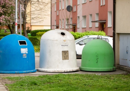 Białe pojemniki już na ulicach miast. Trzeba bardzo uważać przy wyrzucaniu