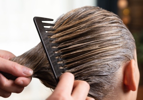 Zmieszaj z sokiem z cytryny i nałóż na włosy. Zapomnisz o siwych odrostach