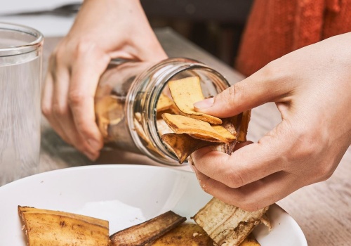 Zalej skórkę banana wodą i zblenduj. Przed Wielkanocą ten trik przyspiesza robotę