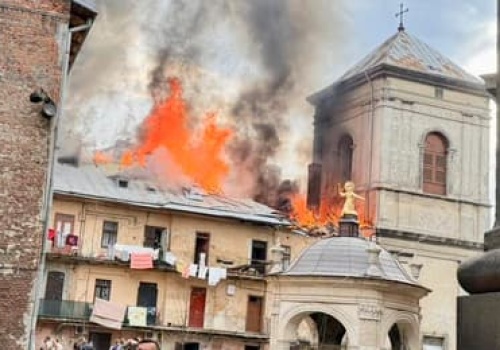 Rosyjskie drony zaatakowały Lwów. Trafiły w zabytkowy budynek koło Bernardynów