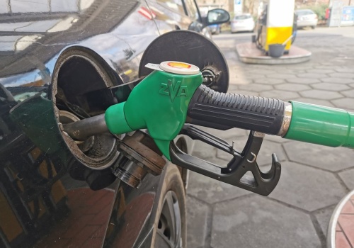 Ten błąd na stacji zabije silnik. Sekundy decydują o kosztach, kierowcy robią to odruchowo