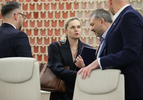 Zakaz smartfonów w szkołach, czyli nic się nie zmieni. Czy Barbara Nowacka straci stanowisko?