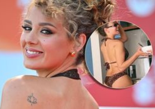 Wiktoria Gąsiewska zalotnie pozuje w drapieżnym bikini. Na fotce nie jest sama