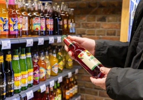 Sklep znalazł sposób na nocny zakaz sprzedaży alkoholu. Po 22:00 zmienia się w coś zupełnie innego