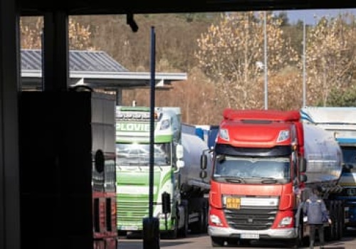 Ciężarówki z pomocą dla Ukrainy stoją na granicy. Zmiany w systemie SENT zatrzymały transporty