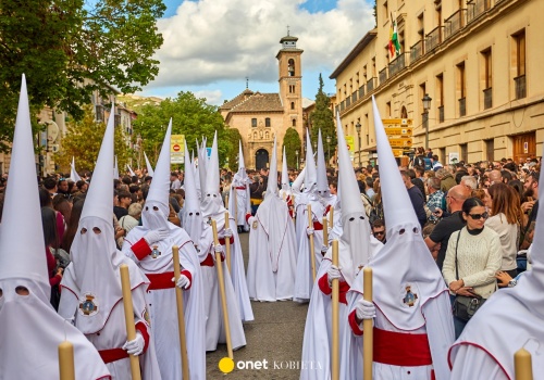 Hiszpania świętuje procesjami, Norwegowie odpoczywają w hyttach. Wielkanoc na świecie