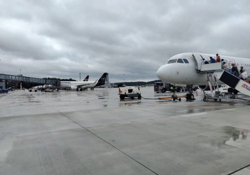 Balice: kolejne zatrzymania. Osoby z listów gończych w rękach służb