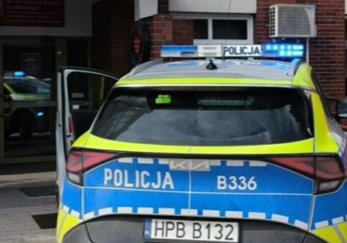 Błyski świateł i walka o oddech. Policyjna eskorta uratowała dziecko