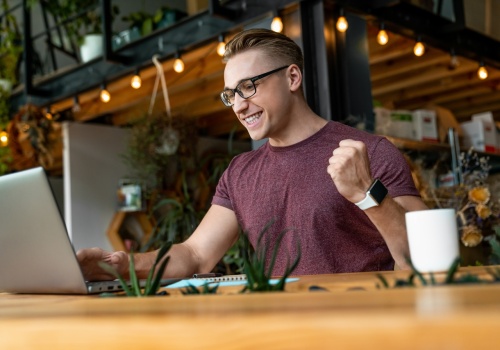 „Sickfluencerzy” uczą, jak wyłudzać benefity. Eksperci ostrzegają: rząd zaostrzy kontrole