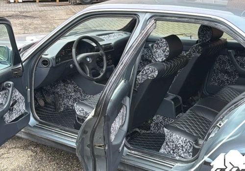 BMW E34 po tuningu w warsztacie dla ciężarówek – plusz, skóra i oświetlenie