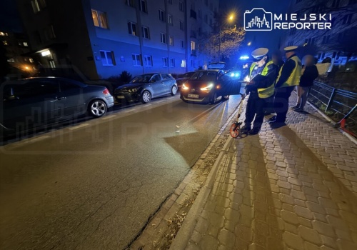 Chłopiec na hulajnodze, pod opieką pijanych rodziców, wjechał pod auto na Ochocie
