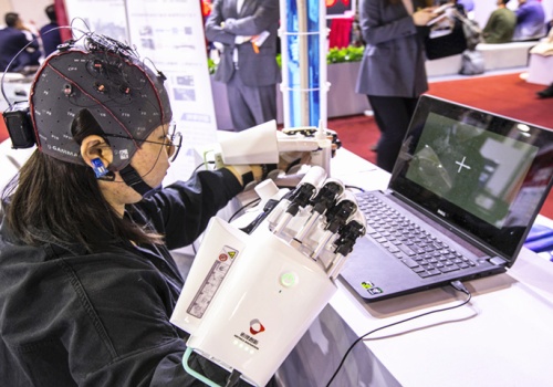 Chiny zatwierdzają pierwszy na świecie komercyjny implant mózg-komputer