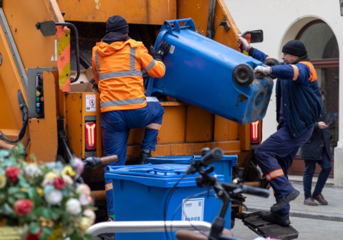Kwoty idą w miliardy. Gminy płacą coraz więcej za odbiór odpadów, choć to rachunki mieszkańców
