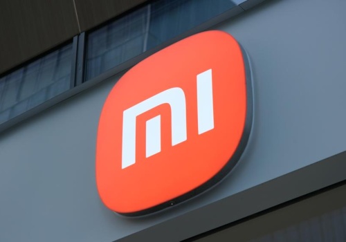 Xiaomi na zakręcie. Telefony nie schodzą, samochody ledwo dowożą, a kurs nurkuje