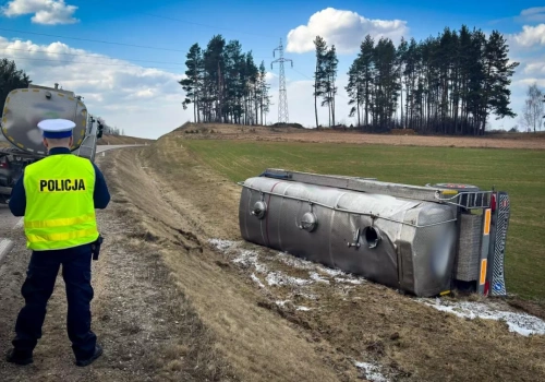 Cysterna z mlekiem w rowie. Kierowca miał prawie 3 promile