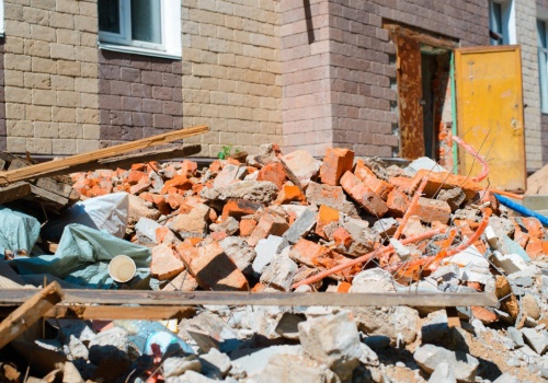 Jak w województwie warmińsko-mazurskim zlecić odbiór odpadów budowlanych?