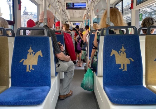 Na Rondzie Grzegórzeckim stanęły tramwaje. Oczekiwanie na karetkę