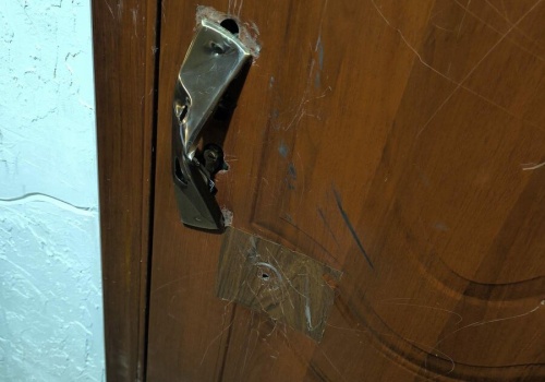 Kłodzko: dwie kobiety szukające zemsty zniszczyły drzwi i porobiły na nich napisy, ale pomyliły adres