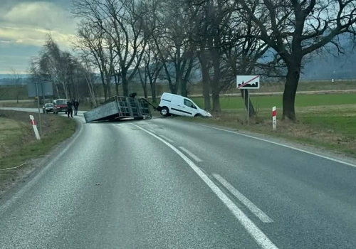 Podgórzyn - reklama na przyczepce przewróciła się na bok. Droga całkowicie zablokowana