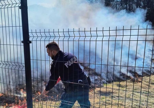 Pożar łąki w Bieszczadach opanowany! Problem wypalania traw co roku wraca, jak bumerang