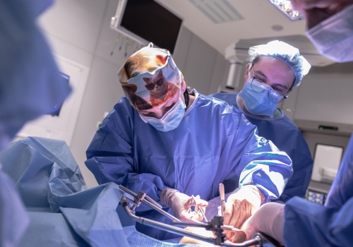 Chirurgia została zdominowana przez mężczyzn. Szpital Uniwersytecki w niezwykły sposób pokazuje jej żeńską twarz