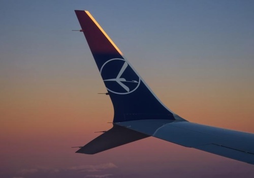 Mniej lotów przez koszty paliwa. LOT przedstawia swoją strategię 