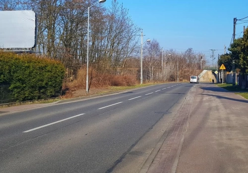 Chodnik w Podlesiu nagle się urywał. Powstanie nowy odcinek i przejście dla pieszych