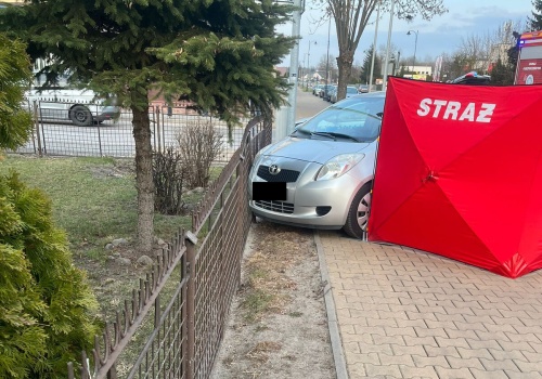 Tragiczne zdarzenie w Dęblinie. 73-latka zmarła po uderzeniu w ogrodzenie komisariatu