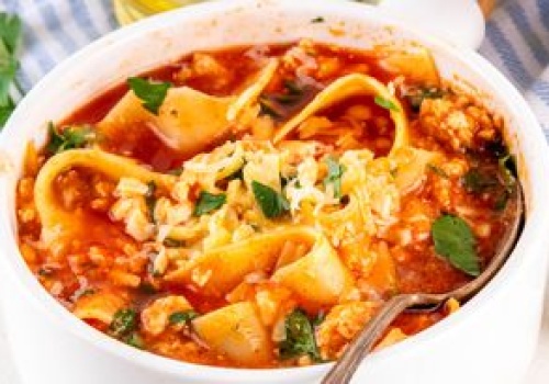 Nie marnuj czasu na pieczenie. Ta zupa smakuje jak najlepsza lazania