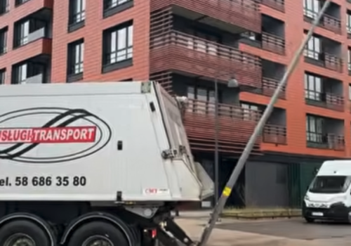 Kierowca wywrotki łamie latarnię. Na szczęście, akurat 