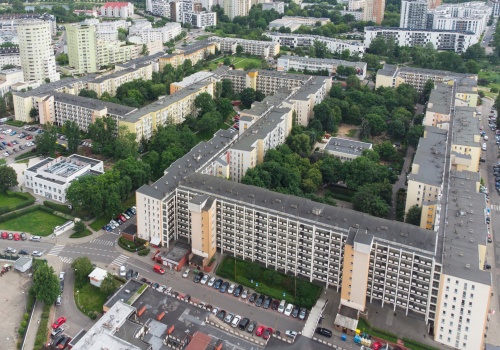 Wielka płyta jak złoto. Osiedla z PRL mogą przetrwać kolejne 50 lat. Co cenią w nich Warszawiacy?