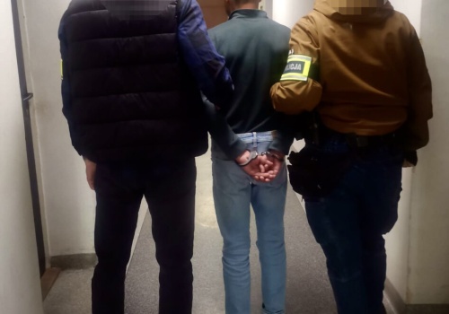 Sprawca kolizji na zakazie kierował po alkoholu i środkach odurzających. Dostał dozór policyjny i zakaz opuszczania kraju