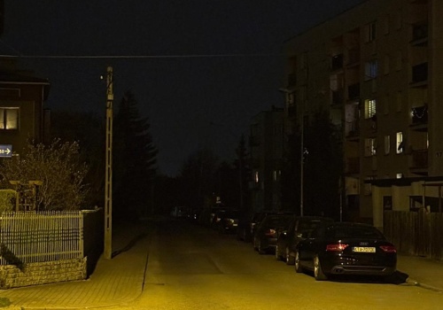 Mieszkańcy boją się o bezpieczeństwo, a ZDiK tłumaczy, że Tauron trzyma ich pod ścianą – co z oświetleniem na os. Kolejowym?