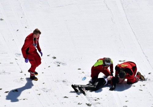 Koszmarne sceny w Planicy. Przedskoczek stracił kontrolę w powietrzu i runął na zeskok